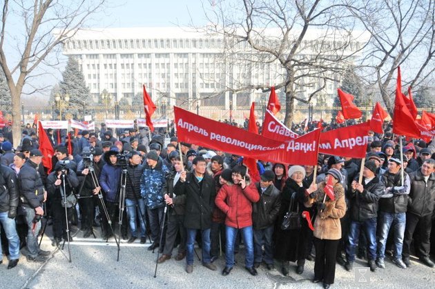 Возвращение в политику Алмазбек Атамбаев начал с митинга