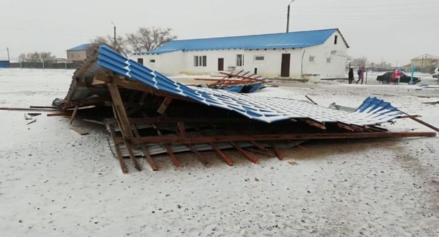 Ветер сорвал крышу со школ в Атырауской области