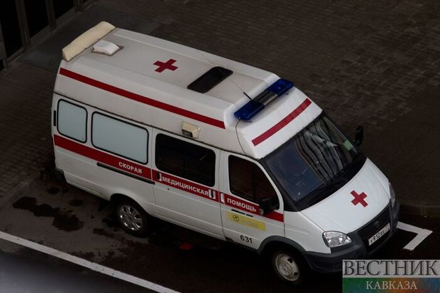 Возле Красного Дагестана упал в реку эвакуатор с квадроциклами: пострадали двое