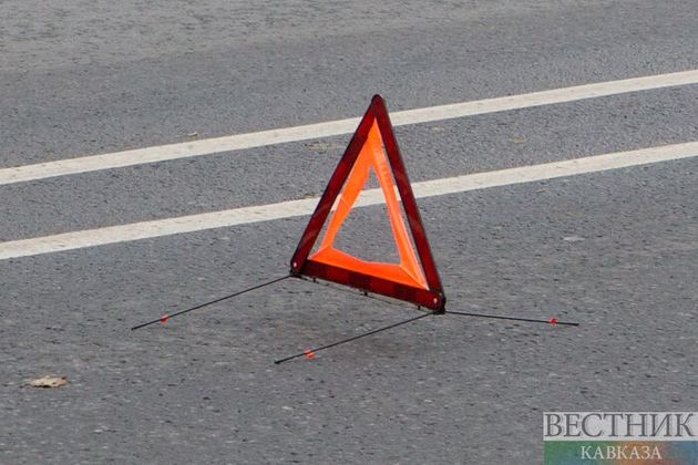 В аварии двух автобусов и легковушки в Азербайджане пострадали 19 человек