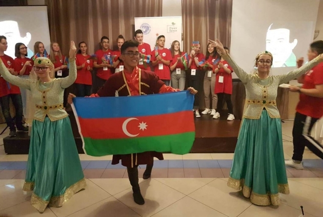 Азербайджанские школьники представили страну в рамках проекта "Здравствуй, Россия!" в Санкт-Петербурге