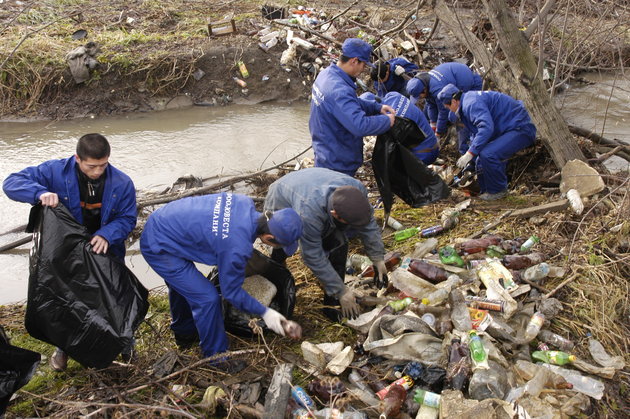 Экоактивисты расчистили в КЧР берега реки на Домбае