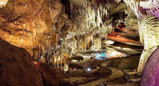 Самую известную пещеру Грузии осветили по-новому