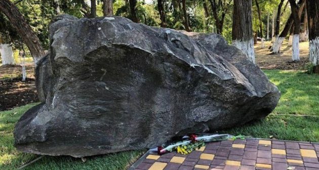 Рядом с Керченским колледжем открыли памятный камень