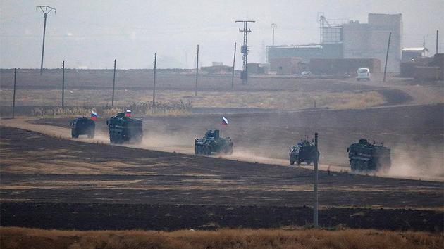 Российские и турецкие военные совершили поездку по ключевой трассе Сирии