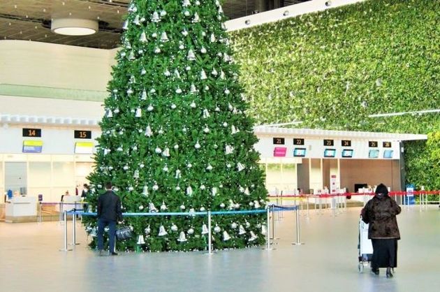 В воздушной гавани Симферополя установили 12-метровую новогоднюю ель