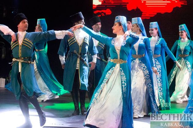 Жителей Дагестана поучаствуют в фотоконкурсе "Мама и дети в национальных костюмах"