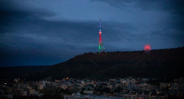 Главная телебашня Грузии «оделась» в цвета азербайджанского флага