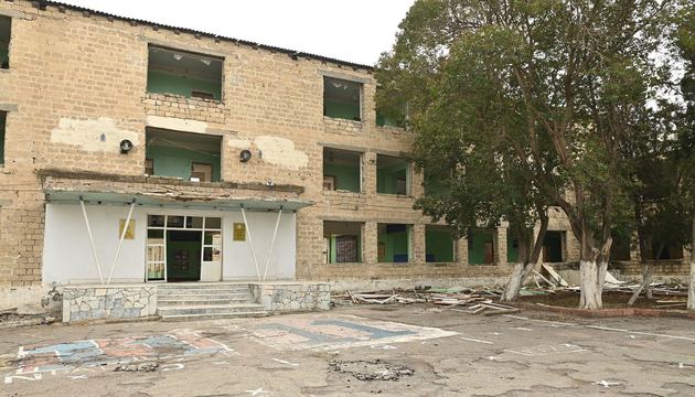 Представители ЮНИСЕФ и МККК посетили разрушенные армянскими снарядами школы в Гяндже и Тертере