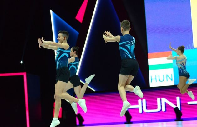На Всемирных соревнованиях по аэробной гимнастике в Баку определились финалисты среди групп 15-17 лет 