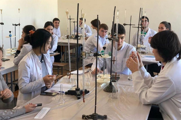 В канун учебного года старшеклассники Владикавказа вспомнят химию и биологию