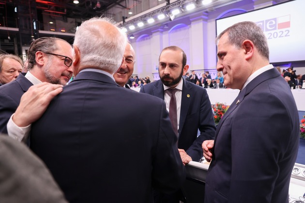 МИД Армении опубликовал фото "многосторонней" встречи "на ногах" с Байрамовым и Мирзояном (ФОТО)