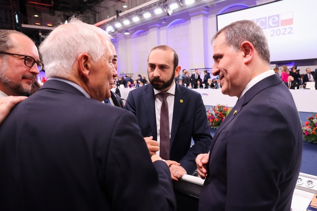 МИД Армении опубликовал фото "многосторонней" встречи "на ногах" с Байрамовым и Мирзояном (ФОТО)
