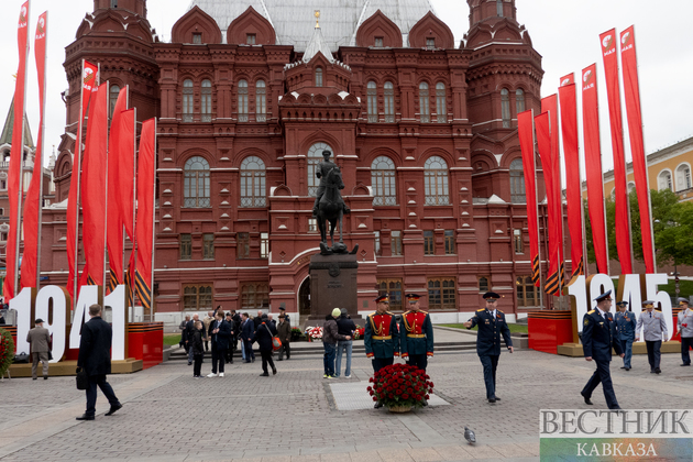 Праздничные флаги ко Дню Победы у памятника Жукову