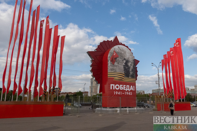 Праздничные флаги и ОДК ко Дню Победы у парка Горького