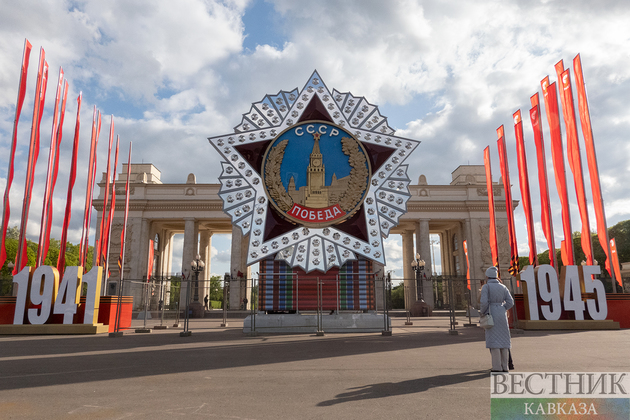 Праздничные флаги и конструкции ко Дню Победы у парка Горького