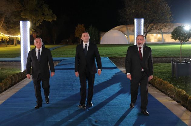 Премьеры Армении и Азербайджана пообщались в Мухрани