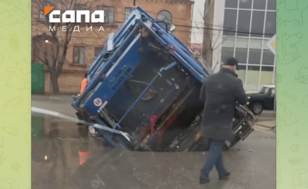 Каспийский асфальт не выдержал веса мусоровоза