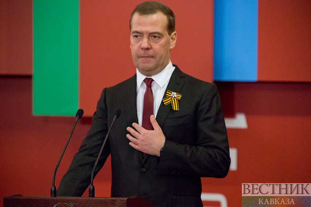 Медведев поздравил Мамедова с постом премьера Азербайджана 