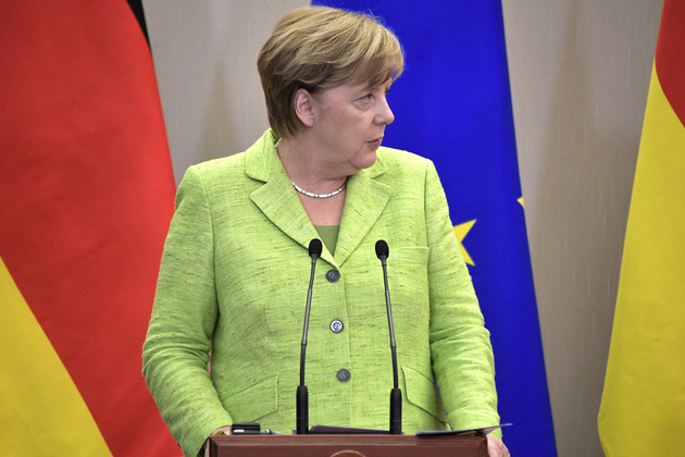 Меркель: Порошенко должен защитить мирных граждан Украины 