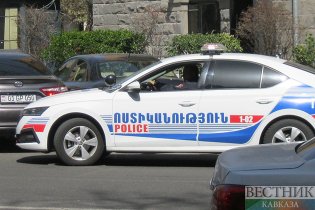 Захватившие здание ППС в Ереване взяли в заложники полицейских
