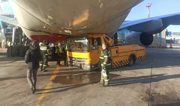 столкновение самолета и водовоза в Домодедово