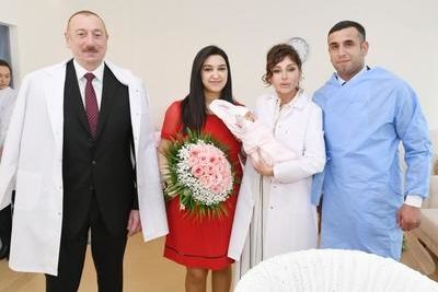 Ильхам Алиев и Мехрибан Алиева подарили квартиру родителям 10-миллионного жителя Азербайджана