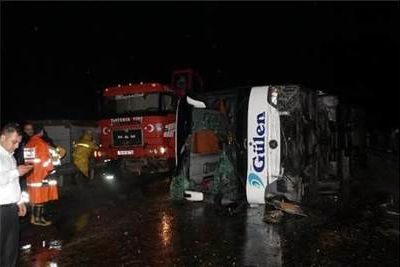 Автобус опрокинулся на мокрой дороге в Турции, есть раненые