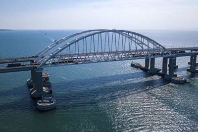 Грузовик вспыхнул около Крымского моста