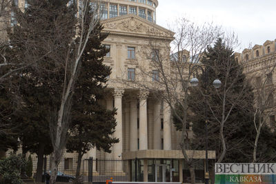Баку призвал Париж не мешать мирному процессу Азербайджана и Армении