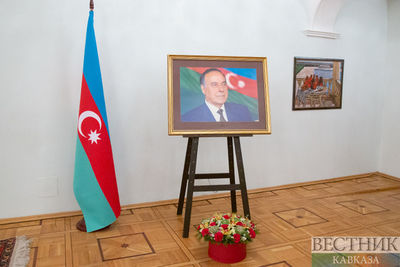 В Баку открылась конференция &quot;Гейдар Алиев и независимое государственное строительство в Азербайджане&quot;