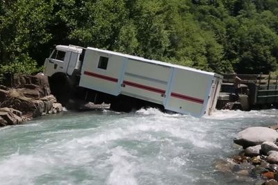 Машина с людьми застряла в реке в Абхазии