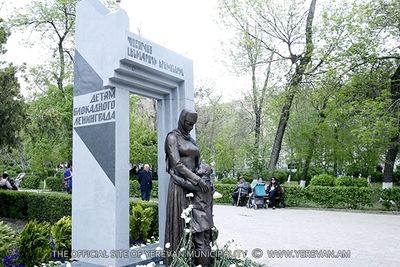 Что известно об оскверненном памятнике детям блокадного Ленинграда в Ереване?