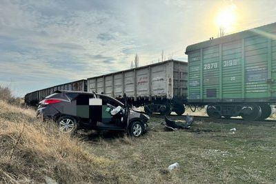 На Ставрополье под колеса поезда попала машина с семьей из пяти человек